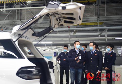 人员在北京现代沧州工厂了解生产情况,征求企业对税务服务意见建议
